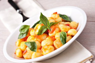 Gnocchi mozzarella ve fesleğen ile