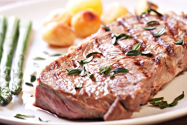 Bife com espargos e potateos — Fotografia de Stock