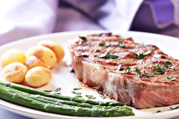 Steak with asparagus and potateos — Stock Photo, Image