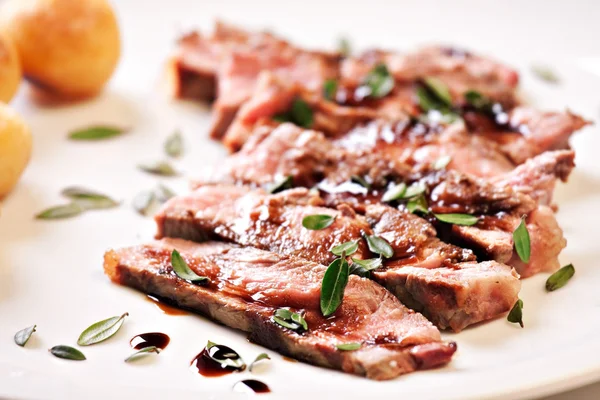 Gesneden steak met aardappelen — Stockfoto