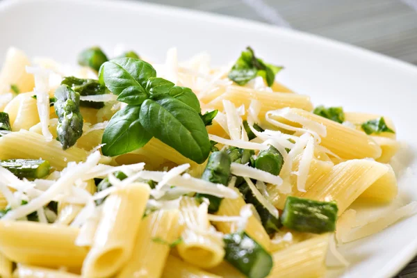 Italiaanse pasta met asperges — Stockfoto