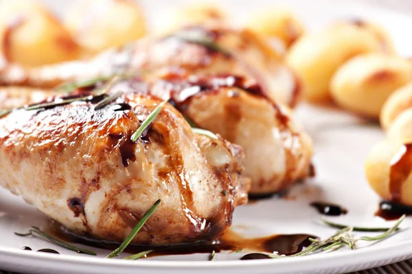 Roast chicken with potatoes — Stock Photo, Image