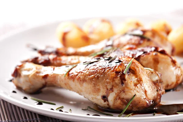 Roast chicken with potatoes — Stock Photo, Image