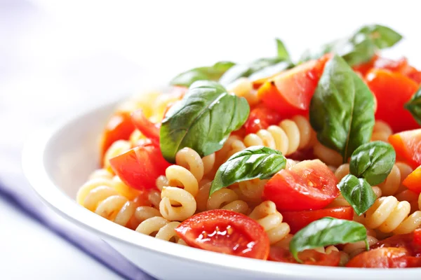 Pasta with fresh tomatoes and basil — Stock Photo, Image