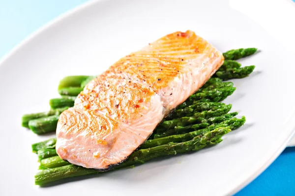 Filetto di Salmone con Asparagi — Foto Stock