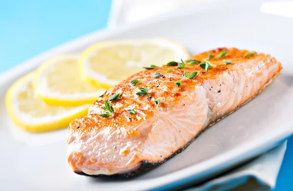 Filete de salmón en un plato — Foto de Stock