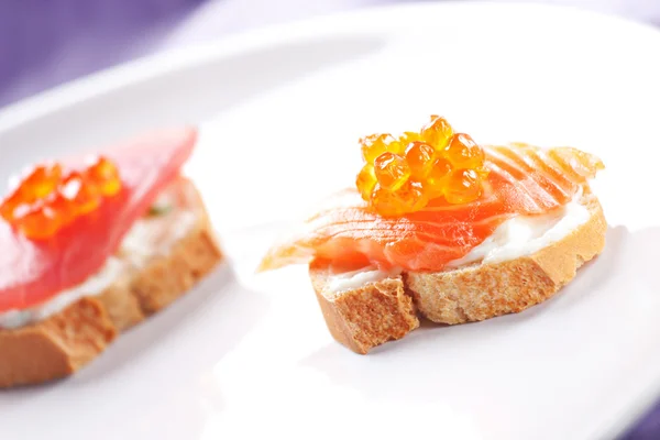 Canapés de Salmão em uma Baguette com Queijo de Creme — Fotografia de Stock