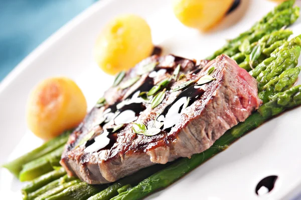 Fillet of beef with asparagus and potateos — Stock Photo, Image