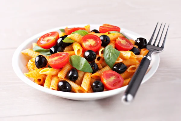 Massa com molho de tomate e azeitonas — Fotografia de Stock