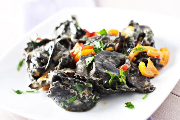 Tortellini with squid ink. — Stock Photo, Image