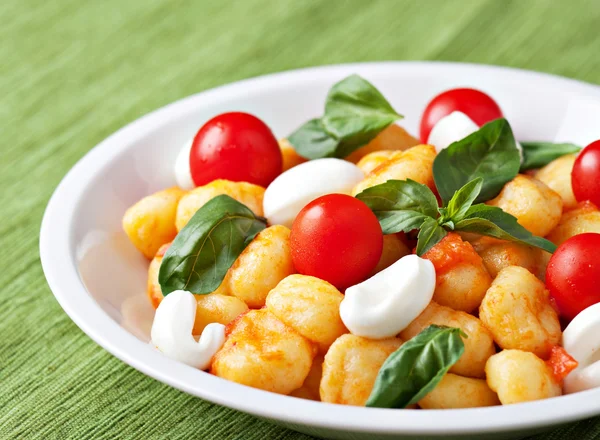 Gnocchi z pomidorami, mozzarellą i bazylią — Zdjęcie stockowe