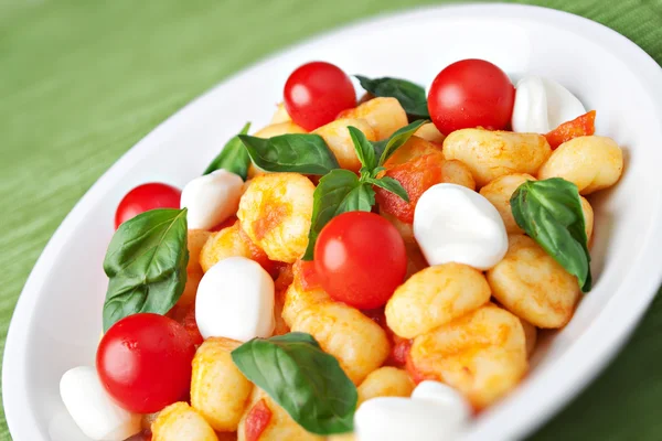 Gnocchi s rajčaty, mozzarellou a bazalkou — Stock fotografie