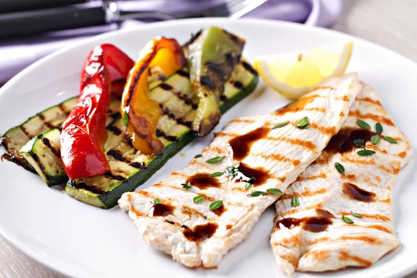 Grilled chicken with roasted vegetables — Stock Photo, Image