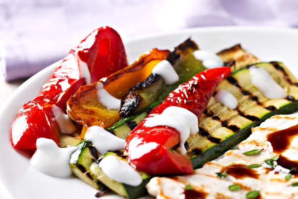 Gegrilltes Hühnchen mit gebratenem Gemüse — Stockfoto