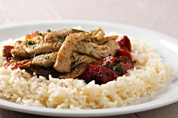 쌀 과 야채를 곁들인 구운 닭고기 — 스톡 사진