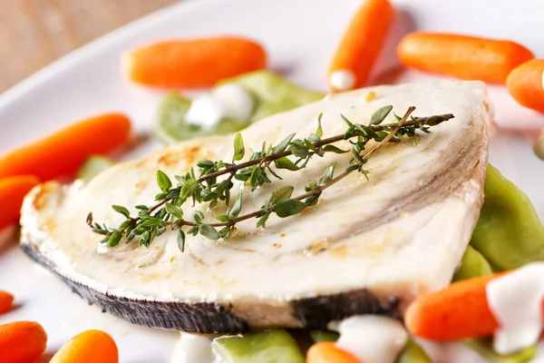 Svärdfisk grillad med blandade grönsaker — Stockfoto