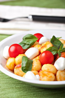 Gnocchi mozzarella ve fesleğen ile