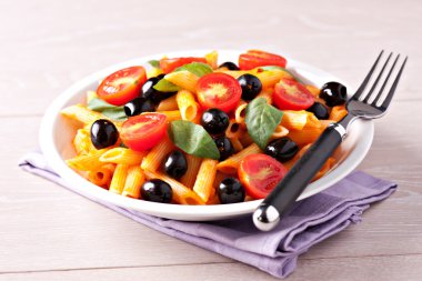 domates soslu ve zeytinli makarna
