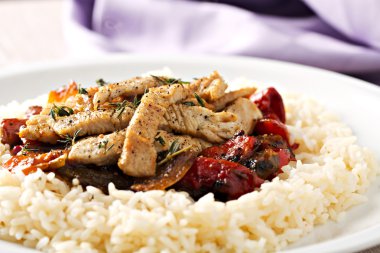 Pilav ve sebzeli ızgara tavuk.