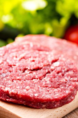 Kesme tahtası üzerinde hamburger için malzemeler