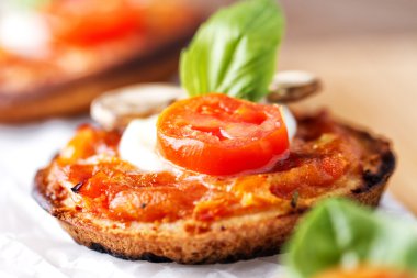 İtalyan pizza margherita.