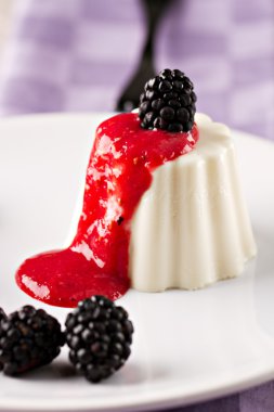 Taze dutlu Panna Cotta.