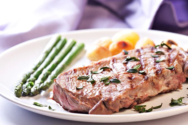 Steak mit Spargel und Kartoffeln — Stockfoto