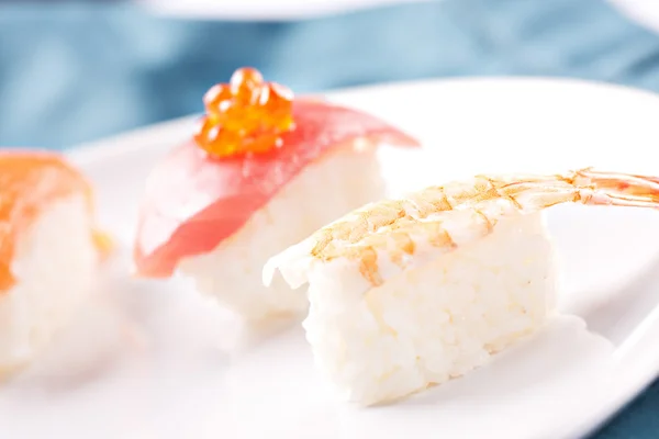 Delicioso sushi japonés fresco — Foto de Stock