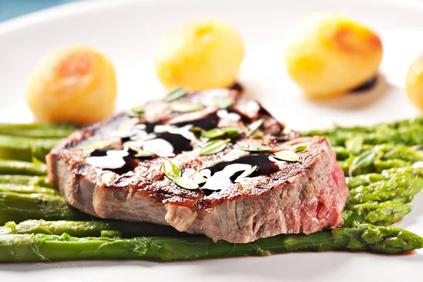 Steak met asperges en aardappels — Stockfoto