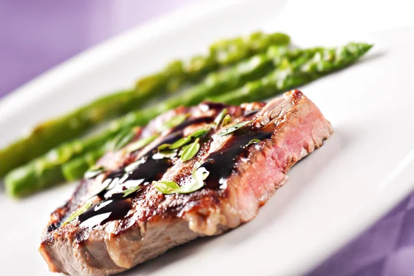 Bife fatiado com espargos — Fotografia de Stock