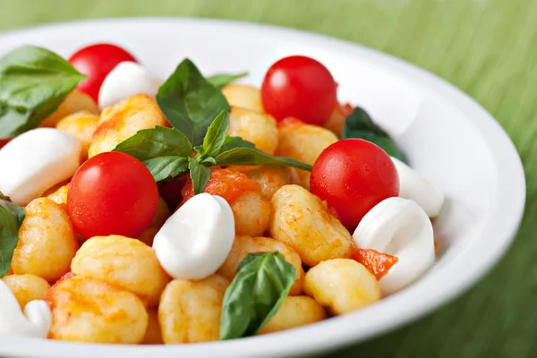 Gnocchi z mozzarellą i bazylią — Zdjęcie stockowe