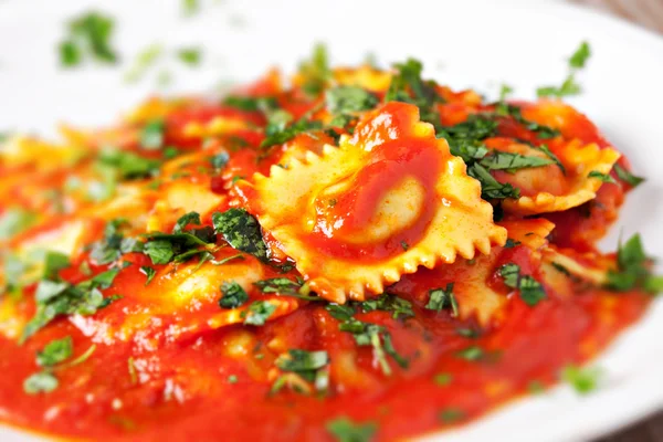 Равіолі з томатним соусом — стокове фото