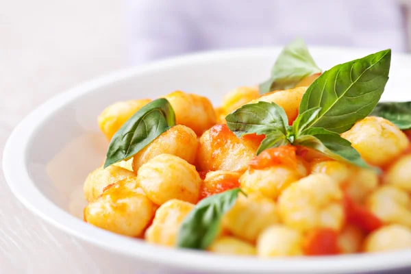 Gnocchi with mozzarella and basil — Stock Photo, Image