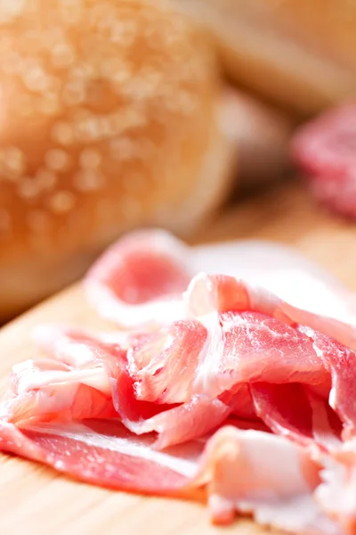 Sliced bacon on cutting board — Stock Photo, Image