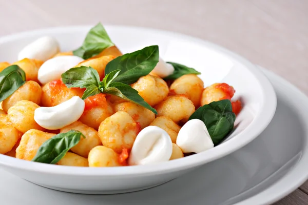 Gnocchi, mozzarellával, bazsalikom — Stock Fotó