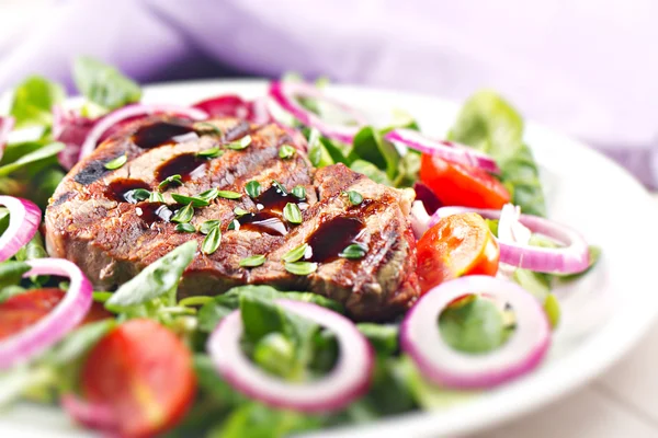 Филе говядины с салатом — стоковое фото
