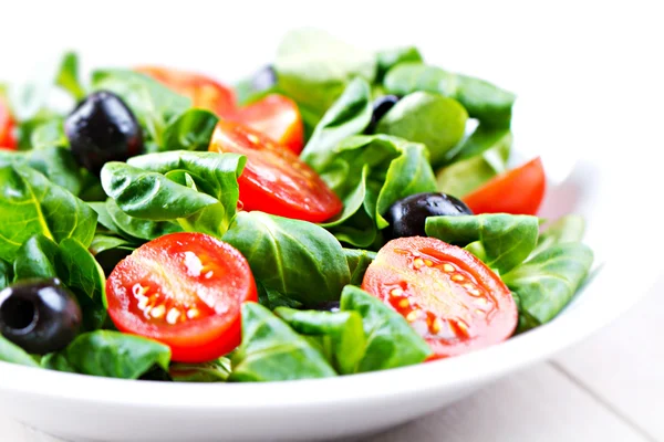 Ensalada mixta con verduras frescas — Foto de Stock