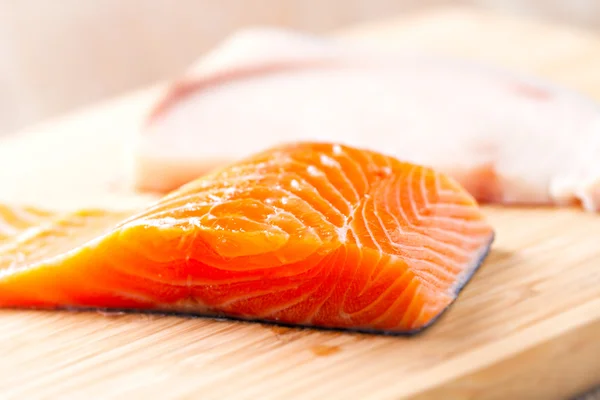 Filete de salmón y una rebanada de pez espada — Foto de Stock