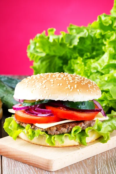 Delicioso hambúrguer com legumes frescos — Fotografia de Stock