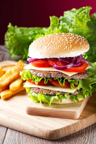 Delicious hamburger with fresh vegetables — Stock Photo, Image