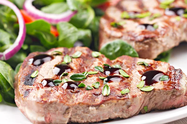 Filet de boeuf avec salade — Photo