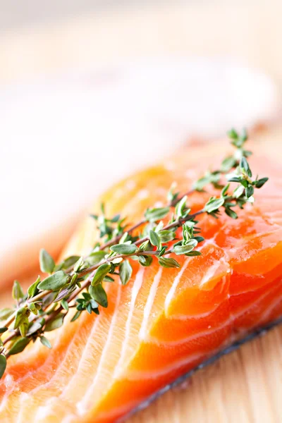 Raw salmon fillet with basil — Stock Photo, Image