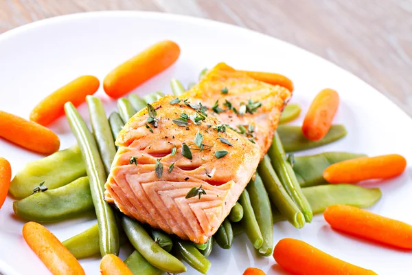 Filete de Salmón con Judías Verdes —  Fotos de Stock