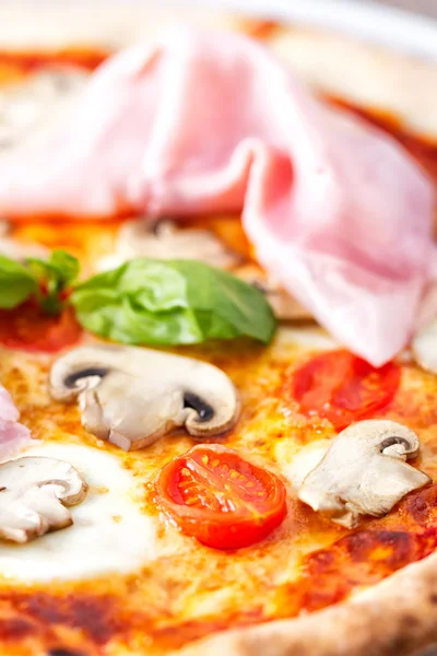 Pizza com presunto e muhrooms — Fotografia de Stock