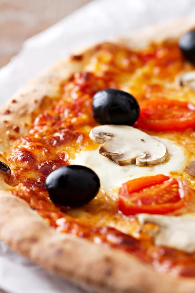 Zeytinli ve mantarlı pizza. — Stok fotoğraf