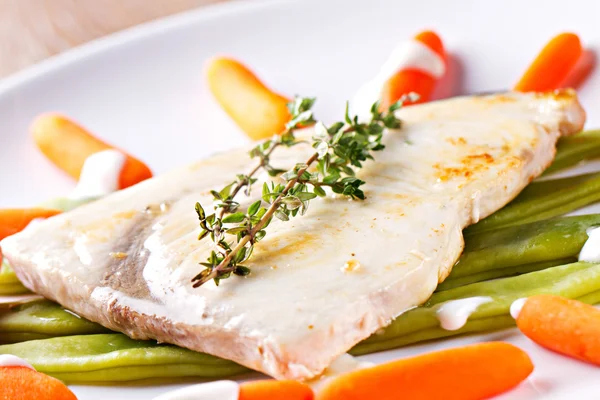 Pesce spada grigliato con verdure miste — Foto Stock