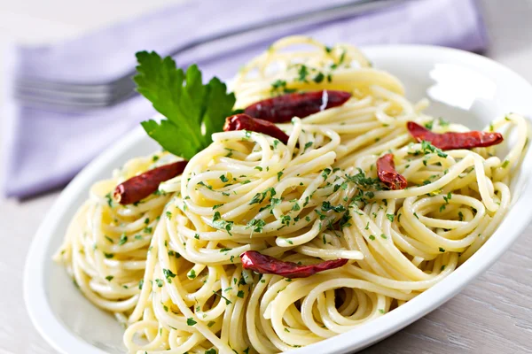 Spagetti sarımsak, yağ ve biber ile — Stok fotoğraf