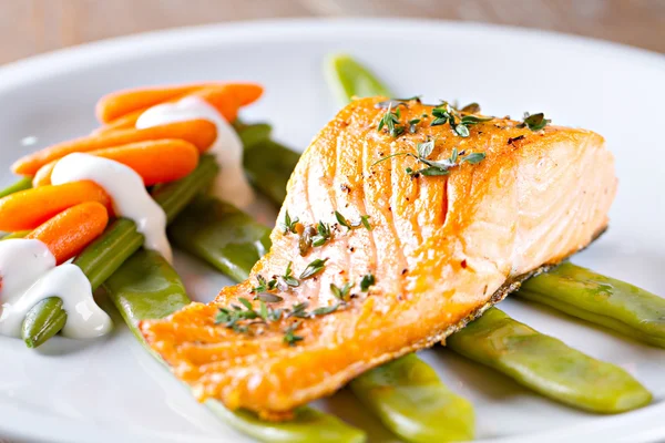 Fillet Salmon dengan kacang hijau — Stok Foto