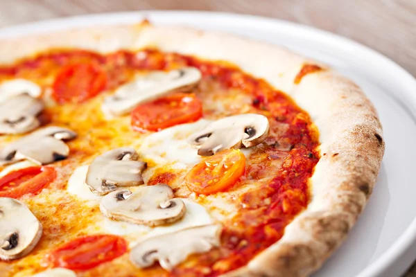 Pizza italiana com cogumelos — Fotografia de Stock