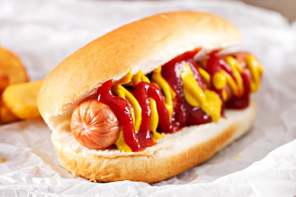 Finom hotdog és sült krumplival — Stock Fotó